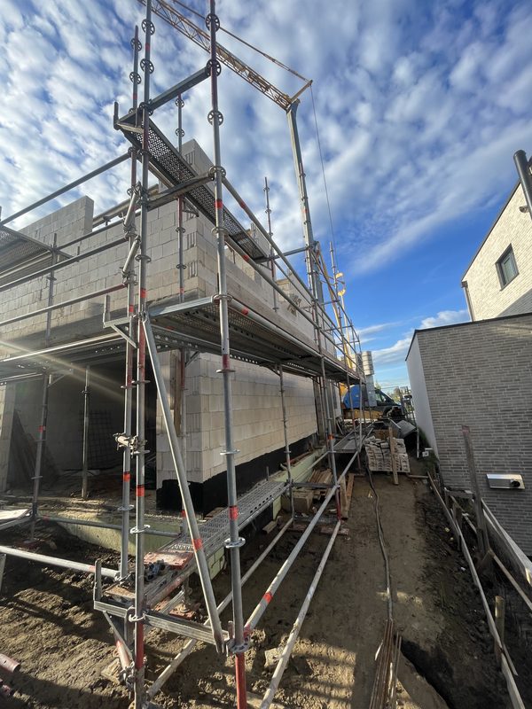 Einfamilienhaus im Rohbau mit Gerüst
