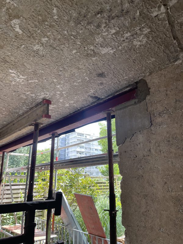 Eingebauter Stahlträger nach Wanddurchbruch im Bestand