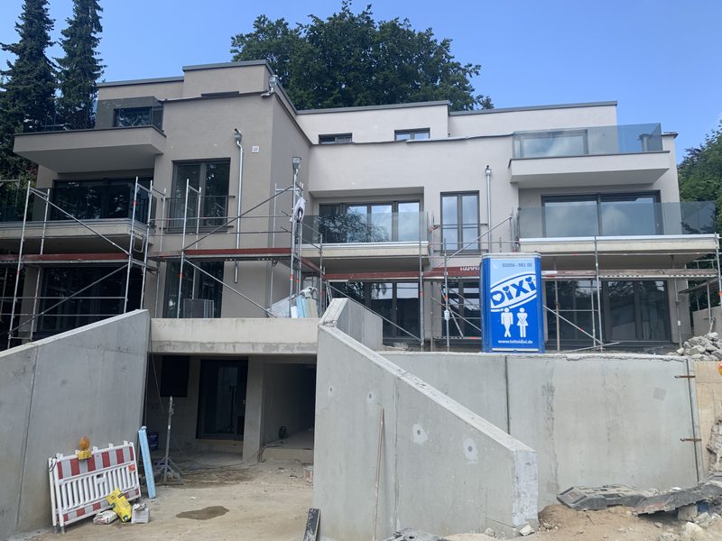 Mehrfamilienhaus am Hang – fertiggestellt, Rohbauarbeiten von Bonev Bau