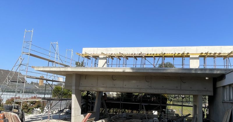 Schwimmhalle als Stahlbetonkonstruktion auf Stützen
